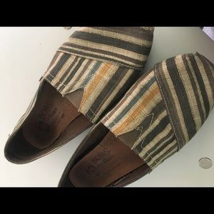 Women’s size 6 Bobs